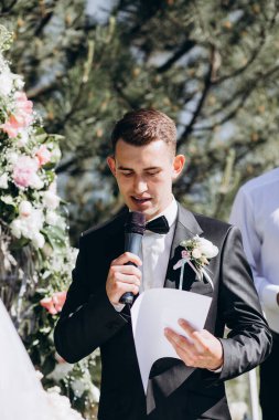 Bahçedeki düğün töreninde yakışıklı, mutlu damat.     