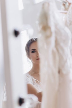 Sabah yatak odasında genç ve çekici bir gelin. düğün günü         