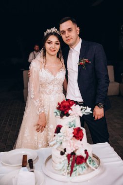 Düğün çifti ve pasta restoranda masada.