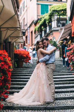 # Güzel bir çift yeni evli # # Eski şehirde yürüyor #