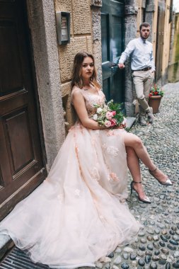 Güzel genç bir çift eski şehirde poz veriyor.