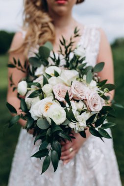 Gelinin elindeki düğün buketinin yakın plan görüntüsü. düğün günü 