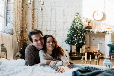 Stüdyoda Noel dekoruyla poz veren genç çift