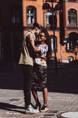 Genç, güzel siyah çift şehirde güneş gözlükleriyle poz veriyor.