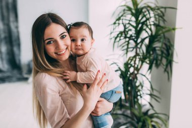 Genç ve güzel anne kucağında bebekle 