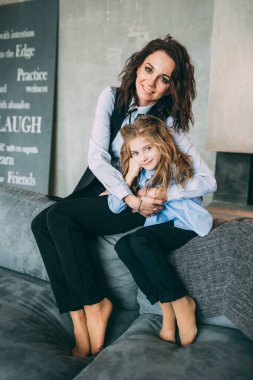 Mutlu bir anne ve kızı samimi bir iç mekanda 