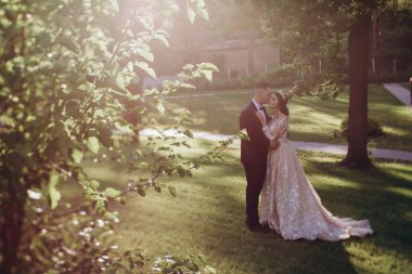 Parkta poz veren güzel gelin ve damat