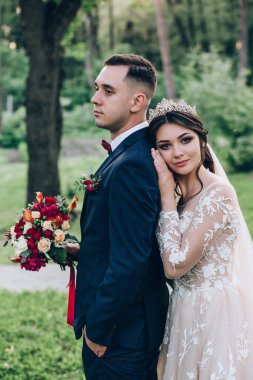 Parkta poz veren güzel gelin ve damat