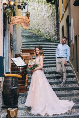 Genç gelin ve damat eski şehirde poz veriyor.