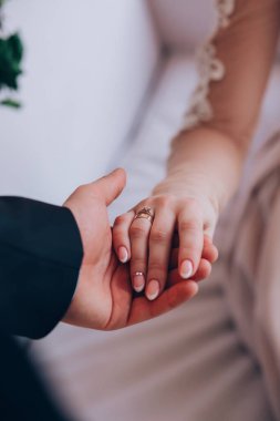 Bir erkek ve bir kadın el ele tutuşuyorlar.