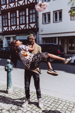 Genç, güzel siyah çift şehirde güneş gözlükleriyle poz veriyor.