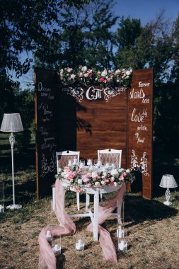 Güzel çiçekler, düğün töreni için zarif bir çiçek dekoru.              