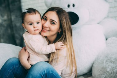 Anne ve kızı stüdyoda.