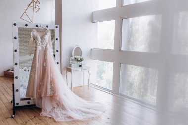 Aynadan sarkan güzel gelinlik