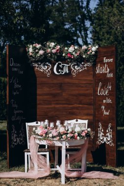 Güzel çiçekler, düğün töreni için zarif bir çiçek dekoru.              