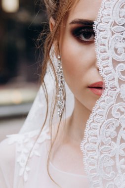 Duvağında düğün makyajı olan güzel bir gelin portresi