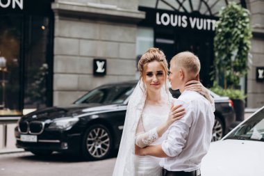 Şehirde birbirine aşık güzel bir çiftin portresi.         