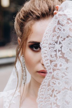 Duvaklı gelinlik içinde güzel bir gelinin yakın plan portresi.