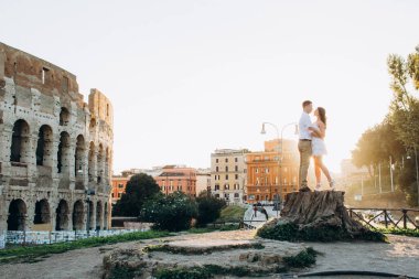 Tarihi Kolezyum harabelerinin önünde çift kucaklaşıyor