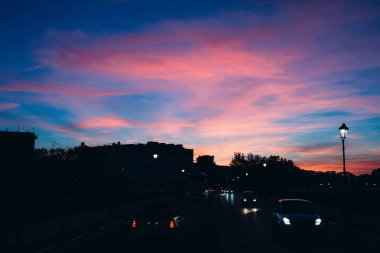 # Yollarda araba siluetleri... #... pembe ve mavi renklerle... #... güzel renkli günbatımı gökyüzü.