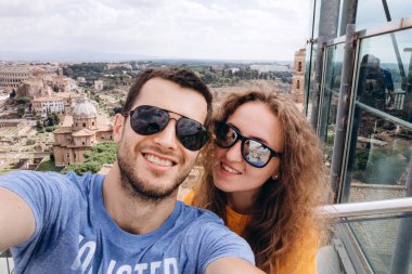 Tatilde olan iki turist. Yakın plan portre. 