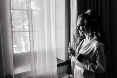 Genç ve güzel bir kadın düğüne hazırlanıyor. Gelinin özel sabahı..