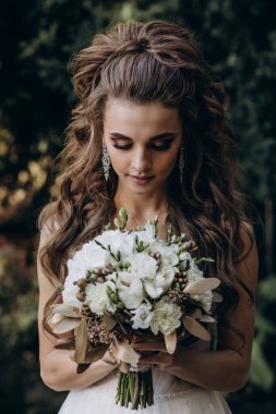 Genç, güzel beyaz bir gelin ve buketi özel gününde.