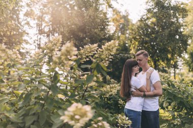 Parkta birbirine aşık genç bir çift poz veriyor.