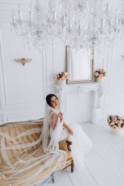 Şık iç kısımda oturan gelinlik içindeki güzel genç gelin.        