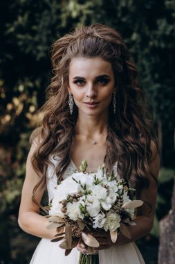 Genç, güzel beyaz bir gelin ve buketi özel gününde.