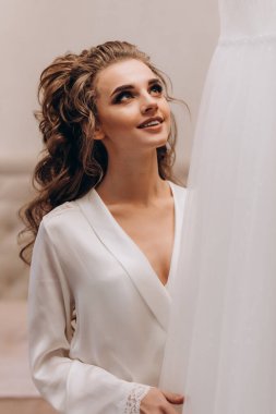 Genç ve güzel bir kadın düğüne hazırlanıyor. Gelinin özel sabahı..