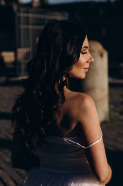 Düğün makyajlı ve gün batımında poz veren gelin. 