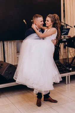 Genç gelin ve damat düğünü kutluyor, dans ediyor. 