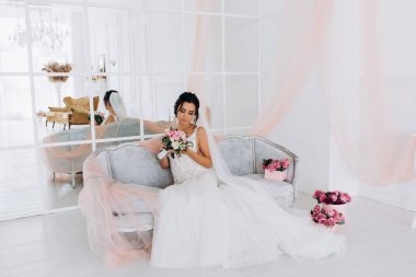 Şık iç kısımda oturan gelinlik içindeki güzel genç gelin.        