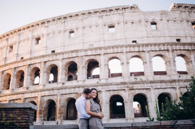 Roma 'da kolezyumun yanında mutlu bir çift 
