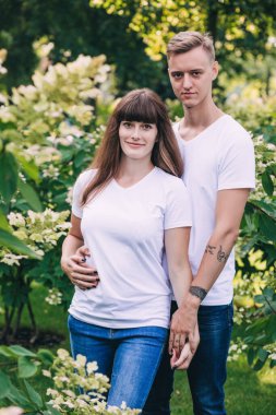 Parkta birbirine aşık genç bir çift poz veriyor.