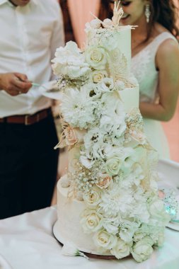 Gelin ve damat restoranda lezzetli bir düğün pastası kesiyorlar.. 