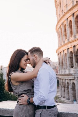 Genç aşık bir çift şehirde poz veriyor.