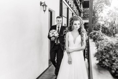 Genç bir düğün çifti güneşli bir günde romantik bir anın tadını çıkarır..