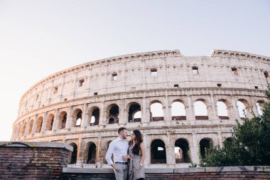 Romantik genç çift Roma, İtalya 'da sokakta poz veriyor..