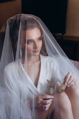 Genç ve güzel bir kadın düğüne hazırlanıyor. Gelinin özel sabahı..