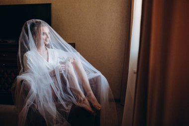 Genç ve güzel bir kadın düğüne hazırlanıyor. Gelinin özel sabahı..