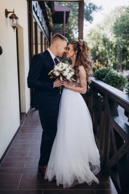 Genç bir düğün çifti güneşli bir günde romantik bir anın tadını çıkarır..