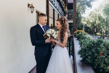 Genç bir düğün çifti güneşli bir günde romantik bir anın tadını çıkarır..