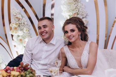 Genç ve mutlu bir çift restoranda masada oturuyor.