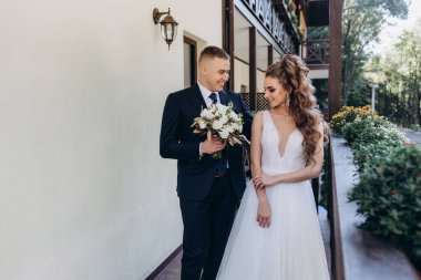 Genç bir düğün çifti güneşli bir günde romantik bir anın tadını çıkarır..