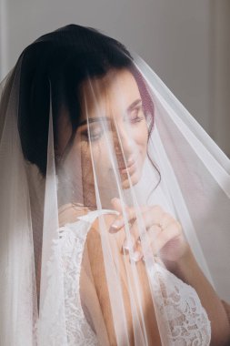 Peçeli gelinlik içinde güzel bir gelinin portresi.