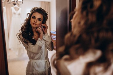 Genç ve güzel bir kadın düğüne hazırlanıyor. Gelinin özel sabahı..