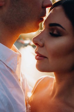 Yeni evliler açık havada poz güzel genç Çift