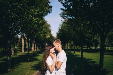 Parkta birbirine aşık genç bir çift poz veriyor.